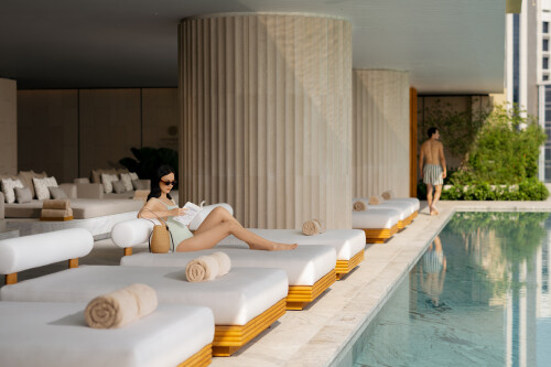 dusit-thani-bangkok-einrichtung-wellness-pool-lounge-lifestyle.jpg